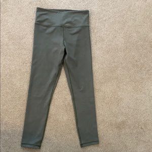 Olive green leggings with leaf detail